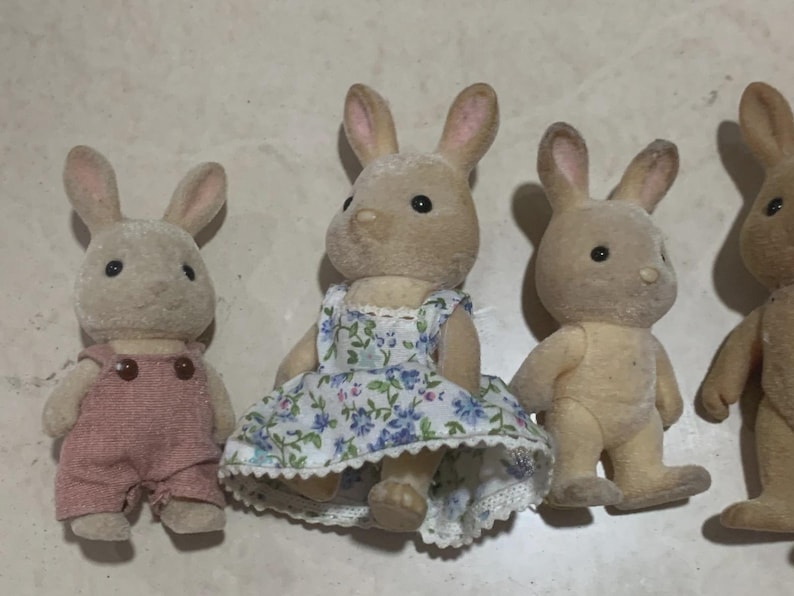 Lote de 15 figuras usadas de Calico Critters o Sylvanian Families imagen 2