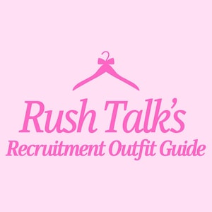 Puede incluir: Gráfico rosa con el texto "Rush Talk's Recruitment Outfit Guide" en fuente cursiva. Encima del texto hay una percha rosa con un lazo. El fondo es de color rosa claro liso.