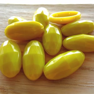 Doppelloch angebohrte Perlen, facettiertes Glas opak zitronengelb BIG