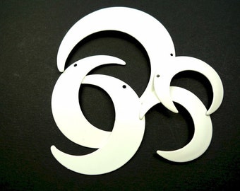 5 white metal new moon pendants