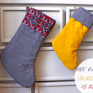 Pode incluir: Duas meias de Natal penduradas em uma c&ocirc;moda branca. A meia &agrave; esquerda &eacute; cinza com listras brancas e tem uma parte superior de tecido floral vermelho e branco. A meia &agrave; direita &eacute; amarela com uma bainha listrada cinza e branca. O texto no c&iacute;rculo branco diz "PDF PATTERN +30 PICTURES +15 PAGES".