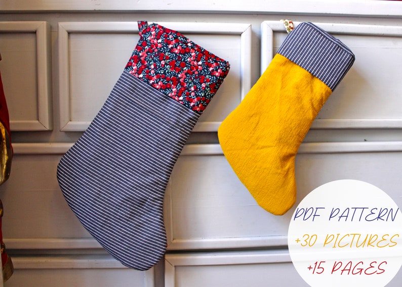 Pode incluir: Duas meias de Natal penduradas em uma c&ocirc;moda branca. A meia &agrave; esquerda &eacute; cinza com listras brancas e tem uma parte superior de tecido floral vermelho e branco. A meia &agrave; direita &eacute; amarela com uma bainha listrada cinza e branca. O texto no c&iacute;rculo branco diz "PDF PATTERN +30 PICTURES +15 PAGES".