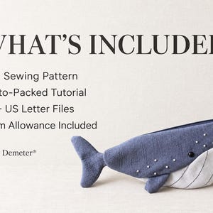 Pu&ograve; includere: Un astuccio in tessuto a forma di balena con corpo blu testurizzato, ventre bianco con cuciture nere e perline bianche. Il testo recita: WHAT'S INCLUDED, PDF Sewing Pattern, Photo-Packed Tutorial, A4 + US Letter Files, Seam Allowance Included, Cheri Demeter.