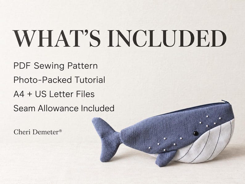Pu&ograve; includere: Un astuccio in tessuto a forma di balena con corpo blu testurizzato, ventre bianco con cuciture nere e perline bianche. Il testo recita: WHAT'S INCLUDED, PDF Sewing Pattern, Photo-Packed Tutorial, A4 + US Letter Files, Seam Allowance Included, Cheri Demeter.