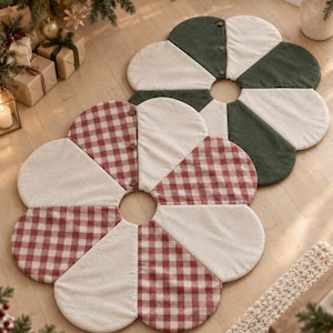 K&ouml;nnte beinhalten: Ein blumenf&ouml;rmiger Baumrock mit wendbarem Design f&uuml;r zwei Looks in einem. Eine Seite zeigt abwechselnd einfarbige dunkelgr&uuml;ne und cremefarbene Bl&uuml;tenbl&auml;tter, w&auml;hrend die andere Seite abwechselnd rot-wei&szlig; karierte und cremefarbene Bl&uuml;tenbl&auml;tter aufweist.