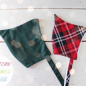 Op de afbeelding: Twee stoffen vlaggen, een donkergroene en een rood geruite, met lange, smalle stelen. De vlaggen staan tegen een witte achtergrond met bokeh-lichten. De tekst op de afbeelding luidt "PDF PATTERN +30 PICTURES +15 PAGES."