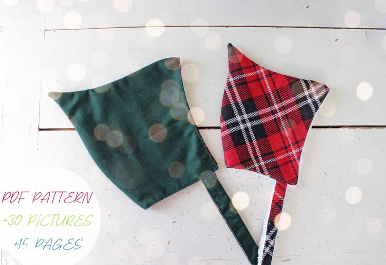 Op de afbeelding: Twee stoffen vlaggen, een donkergroene en een rood geruite, met lange, smalle stelen. De vlaggen staan tegen een witte achtergrond met bokeh-lichten. De tekst op de afbeelding luidt "PDF PATTERN +30 PICTURES +15 PAGES."