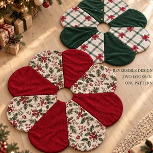 K&ouml;nnte beinhalten: Zwei kreisf&ouml;rmige, blumenf&ouml;rmige Weihnachtsbaumdecken mit einem Mittelloch. Eine zeigt abwechselnd dunkelgr&uuml;ne und wei&szlig; karierte Felder mit roten Schleifen. Die andere zeigt abwechselnd einfarbig rote und Stechpalmen-Muster.