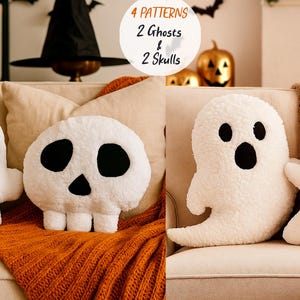 Puede incluir: Cuatro cojines de felpa con temática de Halloween: dos diseños de fantasmas y dos de calaveras. Los cojines blancos tienen rasgos faciales negros y están colocados en un sofá beige con detalles en naranja y marrón. La imagen incluye el texto "4 Patrones 2 Fantasmas & 2 Calaveras."