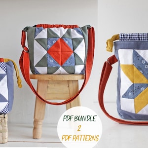 Könnte beinhalten: Drei Steppstofftaschen mit Sternmustern in verschiedenen Farben, darunter Blau, Gelb und Orange. Die Taschen haben rote Träger und Kordelverschlüsse. Eine Tasche steht auf einem kleinen Holzschemel, eine andere auf einem Weidenkorb.