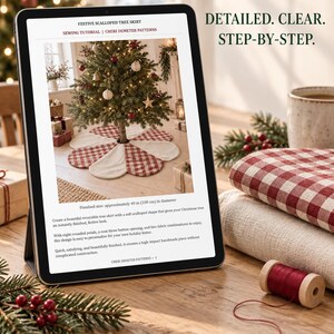 K&ouml;nnte beinhalten: Ein digitales Tablet zeigt eine N&auml;hanleitung f&uuml;r einen festlichen, gewellten Weihnachtsbaumteppich von Cheri Demeter Patterns. Der Bildschirm zeigt einen fertigen Baumteppich mit acht abgerundeten Bl&uuml;tenbl&auml;ttern aus rotem Vichy-Karo und cremefarbenem Stoff, 100 cm Durchmesser.