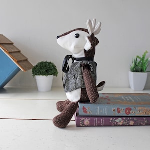 poupée souple cerf vintage, instructions de couture de photos PDF, tutoriel, pour débutants. Comprend une cape et un gilet. Cadeau bébé, enfant, peluche