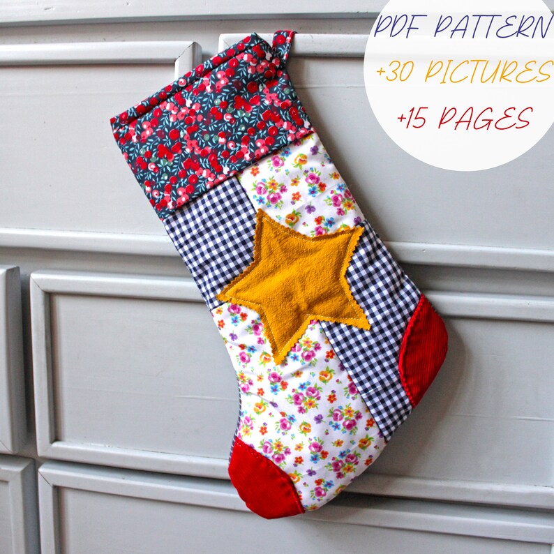 Pode incluir: Uma meia de Natal de patchwork com uma estrela amarela, tecido floral vermelho, azul e branco. A meia est&aacute; pendurada em uma c&ocirc;moda branca com gavetas. O texto "PDF PATTERN +30 PICTURES +15 PAGES" est&aacute; escrito em um c&iacute;rculo branco sobre fundo vermelho.