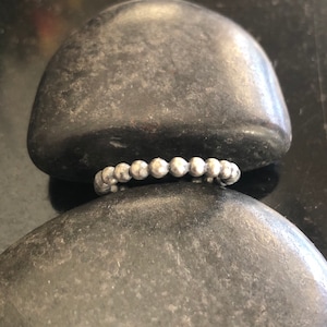 Anel de prata esterlina de 2,4 mm com contas completas, anel de bolinhas, anel boho, anel de seixo de prata esterlina, tamanho e acabamento de sua escolha