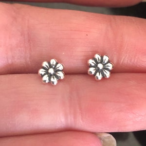 Orecchini a bottone con fiore in argento sterling, orecchini a bottone con margherite, orecchini a bottone con fiori .925, orecchini delicati, orecchini a bottone con fiore &quot;Ti scelgo&quot;