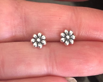 Clous d'oreilles fleurs en argent sterling, clous marguerites, boucles d'oreilles florales .925, boucles d'oreilles Dainty, clous de fleurs Je vous cueille