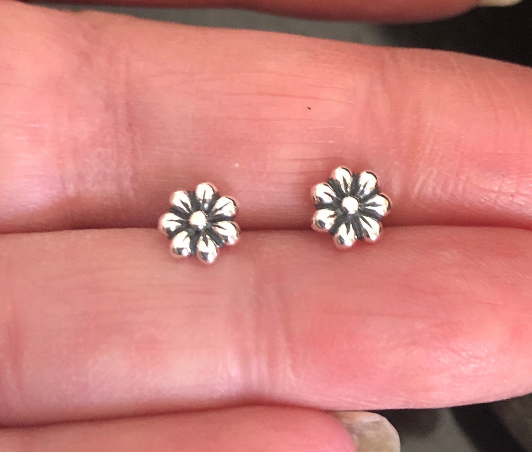 ピアス LUV AJ Daisy Statement Earring- Silver Daisy Statement Studs- Silver | Luv Aj