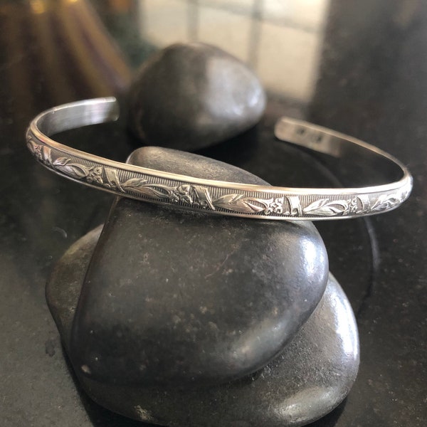 Sterling Silber Calla Lilie Manschette Armband, verstellbare Manschette, Stacking Manschette, Sterling Silber Blumen Armband, botanisches Muster Manschette Armband