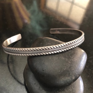 Bracciale rigido intrecciato e a righe in argento sterling, bracciale rigido regolabile, bracciale rigido impilabile, bracciale in argento sterling, bracciale rigido con motivo a righe di corda