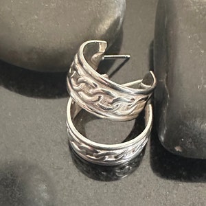Brede sterlingzilveren hoepeloorbellen, kettingschakelpatroon stud-hoepeloorbellen, Huggie Hoops, sterlingzilveren sieraden, zilveren hoepels, post terug