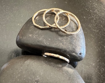 Einzelner gehämmerter Stapelring aus 14 Karat Gold, Goldring, Stapelring, Geschenk für Sie, Gold-Stapelring, dünner Stapelring, individueller Ring