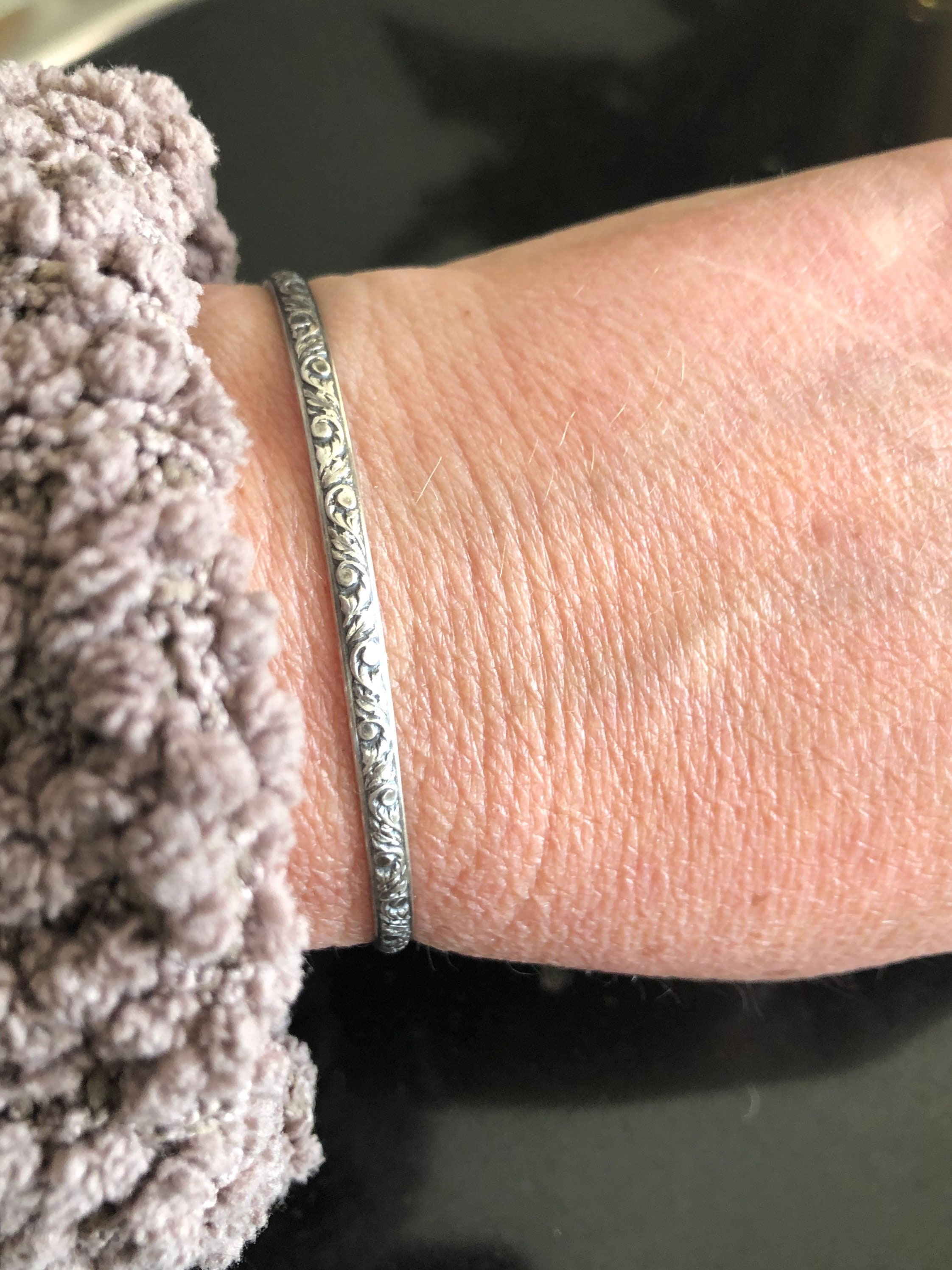 スターリングシルバーの花柄カフブレスレット、調節可能なカフ、南西部