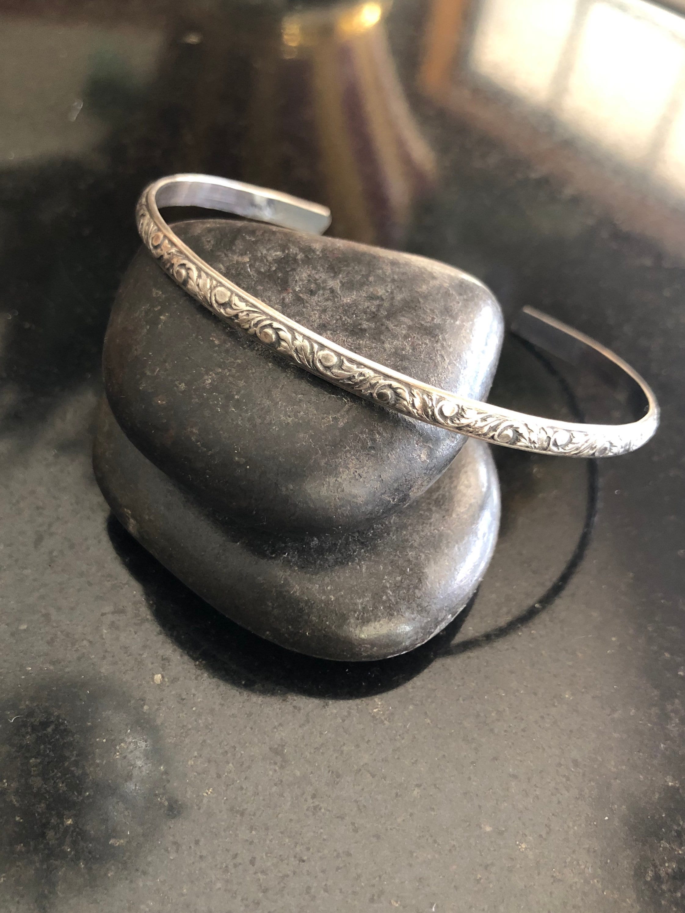 スターリングシルバーの花柄カフブレスレット、調節可能なカフ、南西部