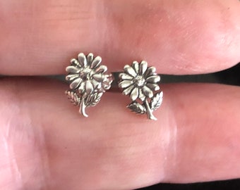 Boucles d'oreilles marguerite en argent sterling, clous de marguerite, boucles d'oreilles florales .925, boucles d'oreilles Dainty, je vous choisis, clous de fleurs