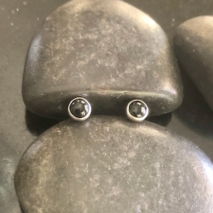 Onyx Ohrstecker, minimalistischer Schmuck, kleine Ohrstecker, Sterling Silber Ohrringe, Edelstein Ohrringe, Ohrstecker, 5mm Onyx Ohrstecker, Geschenk für Sie