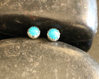 Clous d'oreilles turquoise 4 mm, Bijoux minimalistes, Petits clous turquoise, Boucles d'oreilles en argent sterling, Boucles d'oreilles avec pierres précieuses, Boucles d'oreilles sur tige