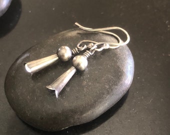 Pendientes colgantes de plata de ley con forma de flor de calabaza, estilo suroeste, pendientes de perlas navajo, joyería de orfebrería, pendientes bohemios, regalo para ella