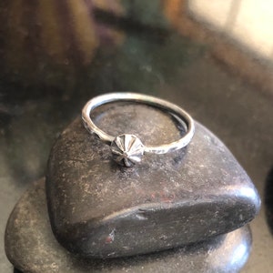 Anillo del suroeste de plata esterlina, anillo de estrella .925, anillo midi, anillo Dainty, anillo de apilamiento forjado de placa de disparo, estrella occidental