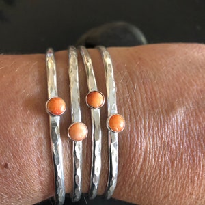 Spiny Oyster Shell und Sterling Silber Manschette Armband, verstellbare Manschette, Stapeln Manschette, Armband, Silber gehämmert Manschette mit orange Stein