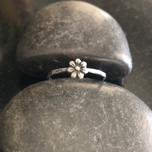 Sterling Silver Daisy Ring, .925 sterling silver flower ring, midi ring, flower stacking ring, dainty flower ring, gift for her