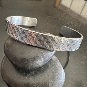 Breites Sterling Silber Muster Manschettenarmband, verstellbare Manschette, dickes Armband, breite Manschette, Jahrestagsgeschenk, für ihn oder sie, schwere Manschette