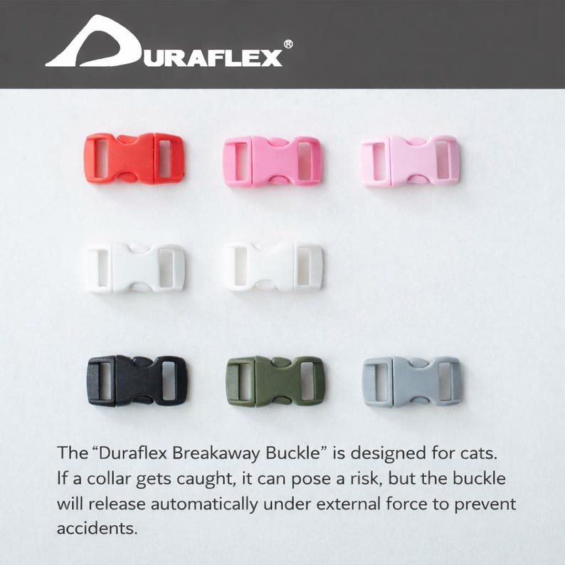 以下が含まれることがあります： 赤、ピンク、白、黒、オリーブグリーン、グレーなど、さまざまな色のDuraflex製ブレイクアウェイバックルのセレクション。これらのバックルは猫の首輪用に設計されており、力が加わると自動的に外れて事故を防ぎます。「Duraflex Breakaway Buckle」と書かれています。