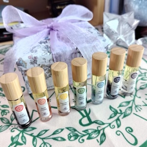 Chakra Oil Roller Gift Box Essential Oil Roller–7 Variants Aromatherapy Roll-On with Healing Stones Chakra Oil for Energy Balance&Self-Care