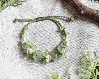 Bracciale in fluorite verde grezza, bracciale con fiori e foglie in macramè, gioielli da fata Cottagecore, polsino regolabile in stile boho, regalo con tema la natura della foresta