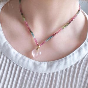 Collar con frasco de perfume en forma de corazón de cuarzo rosa, cadena de cuentas de turmalina de colores, colgante difusor de aceites esenciales, regalo para el cuidado personal.