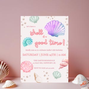 Op de afbeelding: Een pastelkleurige uitnodiging met illustraties van zeeschelpen en de tekst "shell of a good time!" kondigt Hallie's 8e verjaardag aan. De uitnodiging bevat de datum, tijd en locatie: zaterdag 14 juni om 11.00 uur in The Smith Residence in Newport, RI.