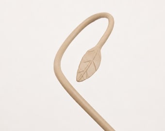 Estaca de acero forjado a mano para plantas / Anillo de soporte para monstera color arena cálida, detalle de hoja
