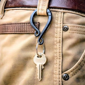 Stalowy brelok do kluczy z kutą ręcznie szlufką na pasek: spersonalizowany karabińczyk na klucze