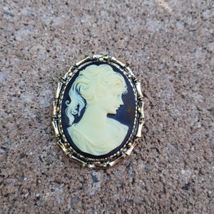 Vintage Cameo Brooch/Pendant/ Pin-  Silver tone/ black / large