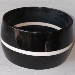 Vintage mod: dikke zwart-witte gestreepte retro jaren 60 armband