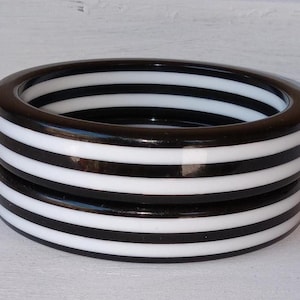 Zwart-wit gestreepte acryl armbanden jaren 60 - stapel van 2