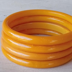 One Vintage 1920s- 1940s Butterscotch Bakelite bangle bracelet