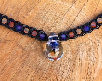 Collar de cuentas de cáñamo que brilla en la oscuridad y reacciona a los rayos UV con colgante de cristal con forma de hongo.