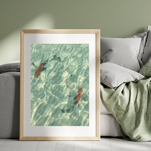 Impresión digital de ondas azules con peces koi, arte mural de aguas tranquilas, obra de arte de estanque zen, descarga instantánea, decoración costera minimalista, arte digital