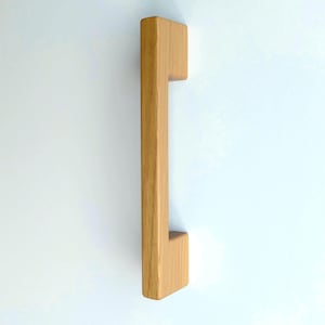 Tirador de armario delgado de roble blanco, hecho a mano.