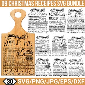 Op de afbeelding: Een houten snijplank met een recept voor zelfgemaakte appeltaart en andere kerstrecepten. De afbeelding bevat recepten voor suikerkoekjes, eierpunch, zoete aardappel taart, chocolate chip cookies, peperkoek, pompoentaart en pecantaart.